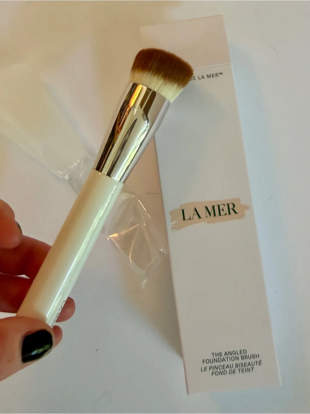 La Mer White Angled Foundation Brush - Cream Handle